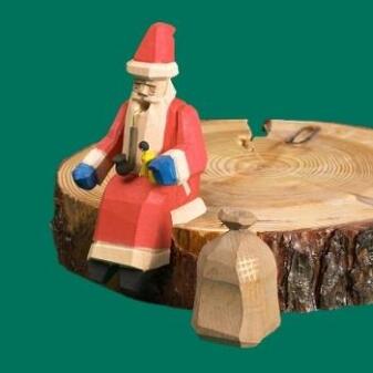 Räuchermann Weihnachtsmann aus Holz mit roter Jacke, Laterne und weißen Stiefeln von Schnitzstübl