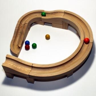 Kugelbahn – Kreative Holzkugelbahn im Kasten Kurven S Natur/Bunt – LxBxH ca. 27x27x6 cm