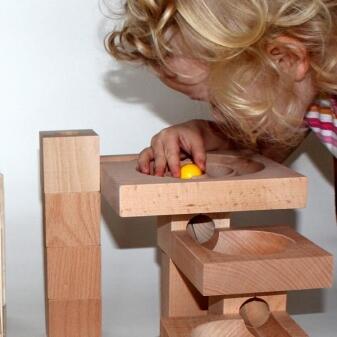 Kugelbahn – Kreative Holzkugelbahn MIX im Kasten S Natur/Bunt – LxBxH ca. 22x34x20 cm