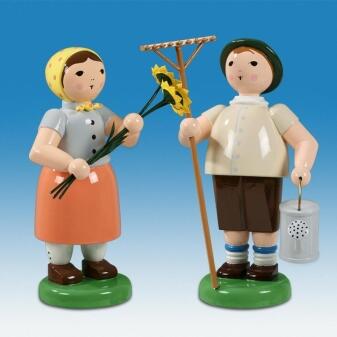 Holzfiguren Bauernpaar mit Rechen und Blumen stehend Höhe 24cm