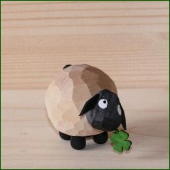 Miniaturfigur Schaf Gustel mit grünem Kleeblatt, detailreich geschnitzte Holzfigur naturfarben von