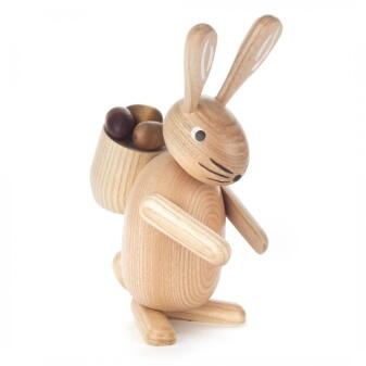 Osterfigur – eleganter Hase mit filigranem Korb – naturfarben – H×B ca. 17,5×12,5 cm