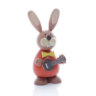 Osterfigur - Osterhase Rot mit Gitarre -Vorderansicht
