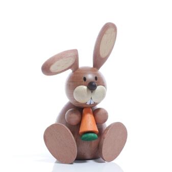 Osterfigur – liebevoll bemalter Osterhase mit Möhre und braunem Fell – HxB ca. 10,2x7,5 cm