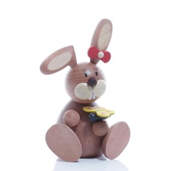 Osterfigur – farbenfroher Osterhase sitzend mit Schmetterling und roter Schleife – HxB ca. 11,2x7 cm