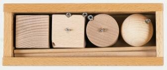 Holzspielzeug - Gabe 2 Fröbelspiel naturbelassene Holzteile zum hängen - LxBxH 195x80x60mm