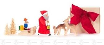 Schnitzerei – detailreicher Weihnachtsmann mit Schlitten und eleganten Rehen, farbenfroh lackiert – 