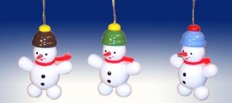 Baumbehang – fröhliche, bunte Schneemänner mit farbigen Mützen, handbemalt – BxHxT = 3,5 x 5 x 2,5