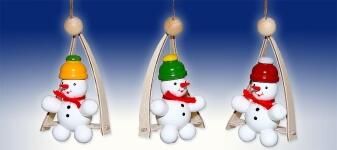 Baumbehang – charmante Schneemänner mit bunten Mützen auf Holzschaukeln, handbemalt und detailreich 