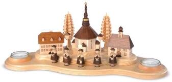 Kerzenhalter – naturbelassenes Seiffener Dorf mit Kirche und Spanbäumen – BxHxT 40 x 16 x 16 cm