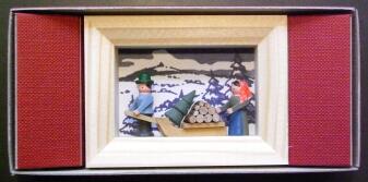 Miniaturrahmen Holzsammler mit Schlitten und Holzstapeln, filigrane Szene vor Leinenrückwand in