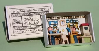 Miniatur-Bauernstube – liebevoll gestaltete Szenerie mit Bauer und Bäuerin, bunt lasiert – BxHxT = 5