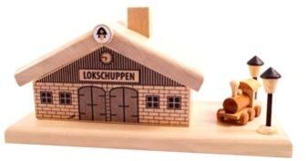 Räucherhaus – naturfarbener Lokschuppen mit kleiner Dampflok, detailreich gefertigt – BxHxT = 17 x 7