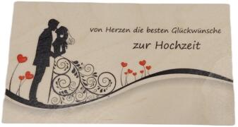 Holzkarte mit romantischem Brautpaarmotiv und Glückwünschenspruch zur Hochzeit von Hess Holz