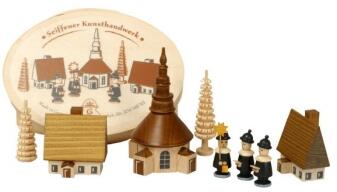 Spanschachtel Seiffen Dorf mit Kurrende, naturfarbene Holzszene mit Kirche, Häusern und Sängern von 