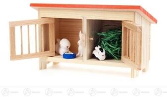 Miniatur – liebevoll gestalteter Hasenstall mit 5 bunten Holzhasen, filigranen Türen und