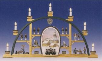 Schwibbogen – Seiffen Hiemann mit braunem Bild & Kurrende, elektrisch beleuchtet – BxHxT ca. 70x40x5