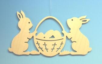 Fensterbild – detailreiche Osterhasen mit Eierkorb, warm bemalt – H = 14,5 cm