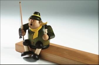 Räuchermann Kantenhocker Angler mit grüner Mütze, Angel und Pfeife aus Holz von KWO Olbernhau aus