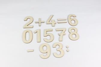 Holzspielzeug - Zahlensatz & Rechenzeichen - Höhe 7cm