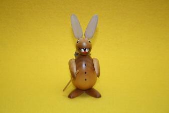 Osterhase – liebevoll bemalter brauner Hase mit Rückenkorb und Wanderstock – HxB 11 x 6 cm