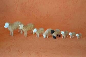 Holzspielzeug – filigranes Reifentier Schaf, naturbelassen und detailreich – H = 2 cm