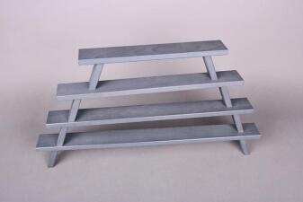 Schwibbogenerhöhung – Handgefertigte Unterstellbank aus grau lackiertem Naturholz, vielseitig