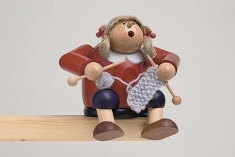 Räuchermann Strickliesel mit Stricknadeln und rotem Oberteil, handbemalte Holzfigur aus dem