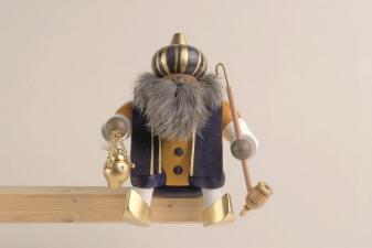 Räuchermann – detailreicher Kantenhocker Melchior mit Pfeife und goldenem Geschenk, gelb-weiß-gold