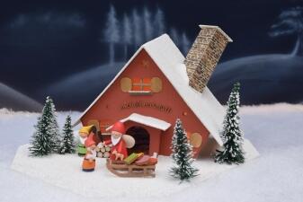 Lichterhaus – festliche Wichtelwerkstatt mit Weihnachtsmann und warmem Licht – LxBxH ca. 26x32x19 cm