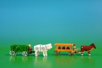 Miniaturgespanne – Kastenwagen und Leiterwagen mit Pferden und Ochsen farbenfroh bemalt – Länge ca. 