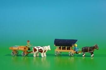 Miniaturgespanne – Tafelwagen mit Ochsen und Planwagen mit Pferden naturfarben – BxHxT ca. 9 x 3,5 x