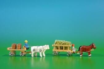 Miniaturgespanne – Tafelwagen mit Ochsen und Leiterwagen mit Pferd naturfarben – Länge ca. 9 cm,