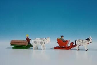 Miniatur Schlitten – Set mit rotem Pferdegespann und grünem Ochsen-Gespann naturbelassen – LxHxT ca.
