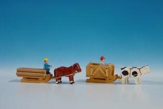 Miniatur Schlitten – Klötzerschlitten mit Pferden und Baumstämmen sowie Kastenschlitten mit Ochsen