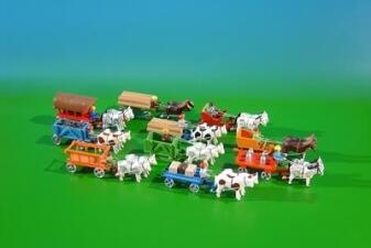 Miniaturgespanne Set – mit Figuren und nostalgischen Beladungen mehrfarbig – Länge ca. 9 cm