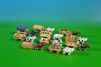 Miniatur – Gespanne Leiter- und Kastenwagen naturfarben mit Ladungen – LxH ca. 9 x 4 cm