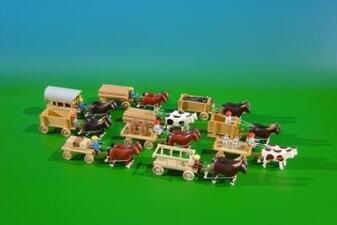 Miniaturgespann – detailreiche Pferdewagen in naturbelassenem Holz, teils beladen – Länge ca. 9 cm