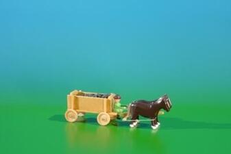Miniatur Kastenwagen – Pferdegespann mit Kohlenladung naturfarben – BxHxT ca. 9x3,5x2 cm