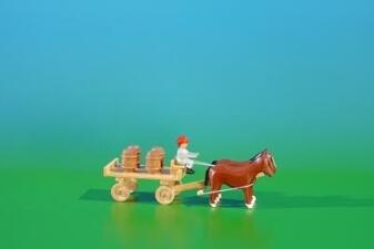 Miniatur Gespann – Tafelwagen mit vier Holzfässern und Pferden naturfarben – BxHxT ca. 9x3,5x3 cm
