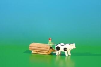 Miniatur Schlitten – Ochsen-Gespann mit Baumstämmen naturfarben – BxHxT ca. 9x3,5x3 cm