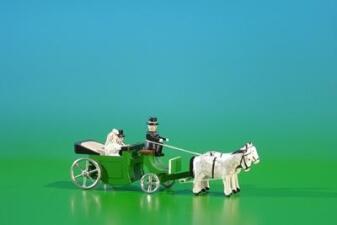 Miniatur Gespann – detailreiche Brautkutsche mit Pferd grün natur – LxHxT ca. 11x4x3 cm