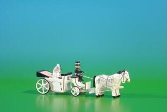 Miniatur Gespann – filigrane Brautkutsche mit Pferd weiß natur – BxHxT ca. 4x11x4 cm