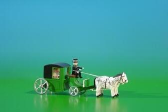 Miniatur Gespann – geschlossene Brautkutsche mit Pferd grün natur – LxHxT ca. 11x4x4 cm
