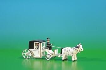 Miniatur Kutsche – nostalgische Brautkutsche weiß mit sandfarbenen Rädern – LxHxT ca. 11x4x4 cm