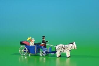 Miniatur Gespann – detailreiche naturfarbene Kutsche mit offenem Design – BxHxT ca. 2x3,5x11 cm