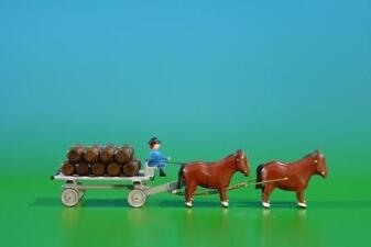 Miniaturgespann – detailreiches Brauereiteam mit Fasswagen und 4 Pferden, naturfarben – BxHxT = 14.5