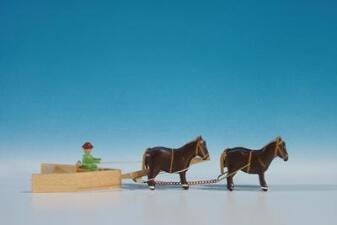 Miniatur Gespann – Schneepflug mit vier Pferden natur handbemalt – BxHxT ca. 15x4x4 cm