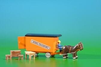 Miniatur Gespann – Möbeltransport Wagen mit vier Möbelstücken natur – BxHxT ca. 11,5x4x3 cm