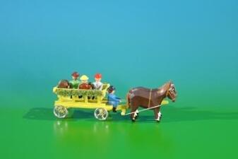 Miniatur Gespann – Kutsche mit Figuren und Pferden handbemalt – BxHxT ca. 9x3,5x3 cm